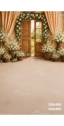 Tło fotograficzne z drewnianymi drzwiami i białymi kwiatami | E586